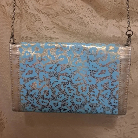 Fashion Clutch Purse Shiny Leopard Print Silver/Blue With Chain Strap NWOT - Picture 2 of 6